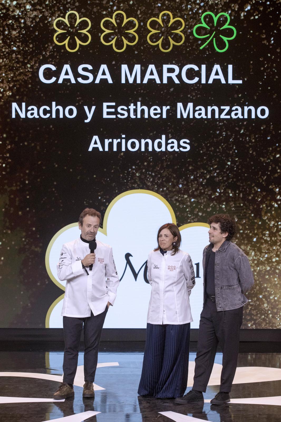 Nacho y Esther Manzano junto a su sobrino Jesús (d), del Restaurante Casa Marcial de Arriondas, Asturias