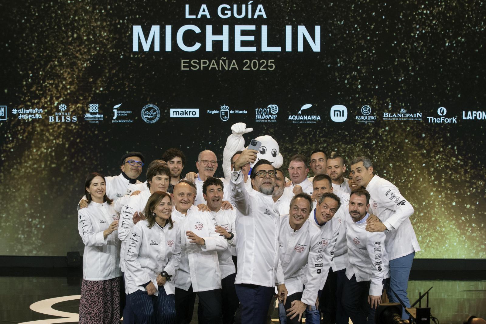 El chef Quique Dacosta hace un selfie a todos los cocineros con tres estrellas Michelín durante la Guía Michelín