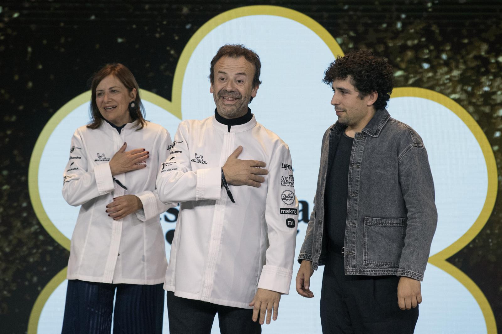 Nacho y Esther Manzano junto a su sobrino Jesús (d), del Restaurante Casa Marcial de Arriondas, Asturias