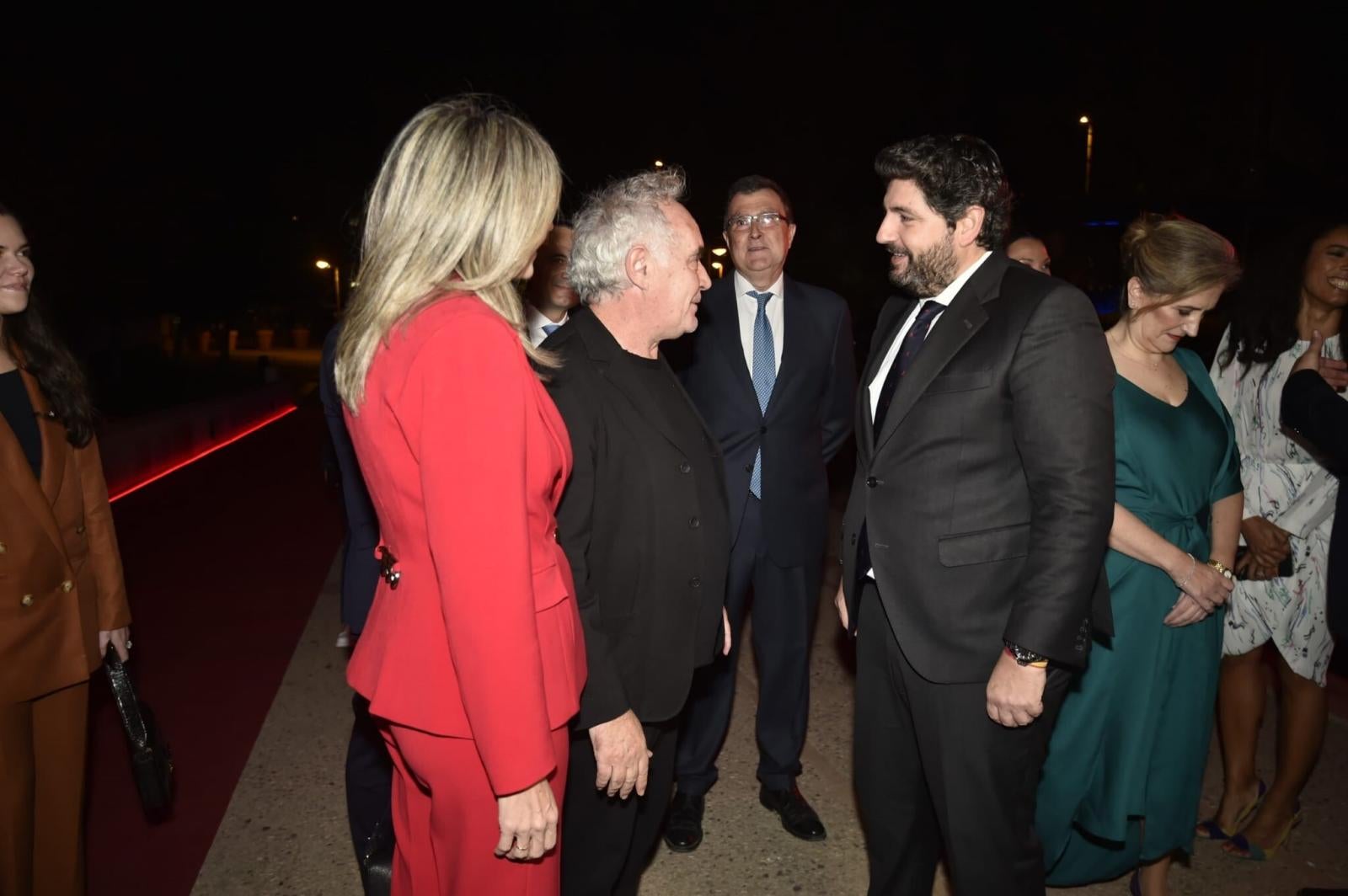 El chef Ferrán Adriá (2i) conversa con el presidente de la Región de Murcia y presidente del PP autonómico, Fernando López Miras (2d)