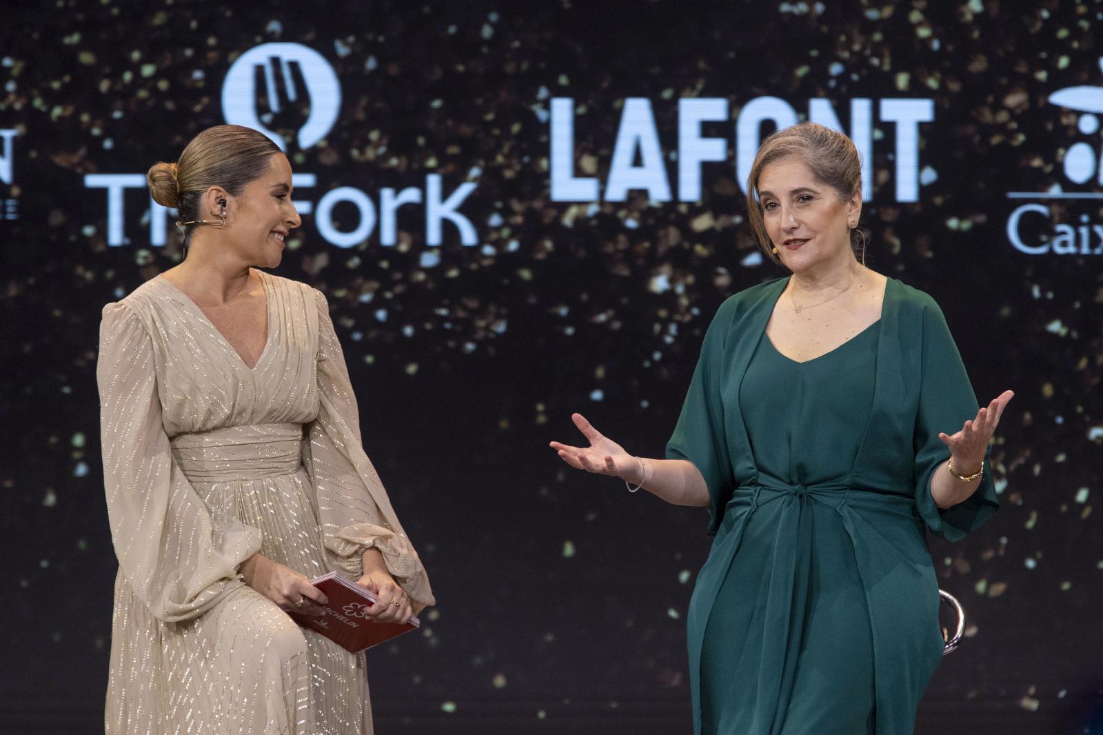 La directora general de Michelín España-Portugal María Robina (d) durante su intervención en la Gala Estrellas Michelín 2025 Región de Murcia, junto a la presentadora de la gala Ainoha Arbizu (i)