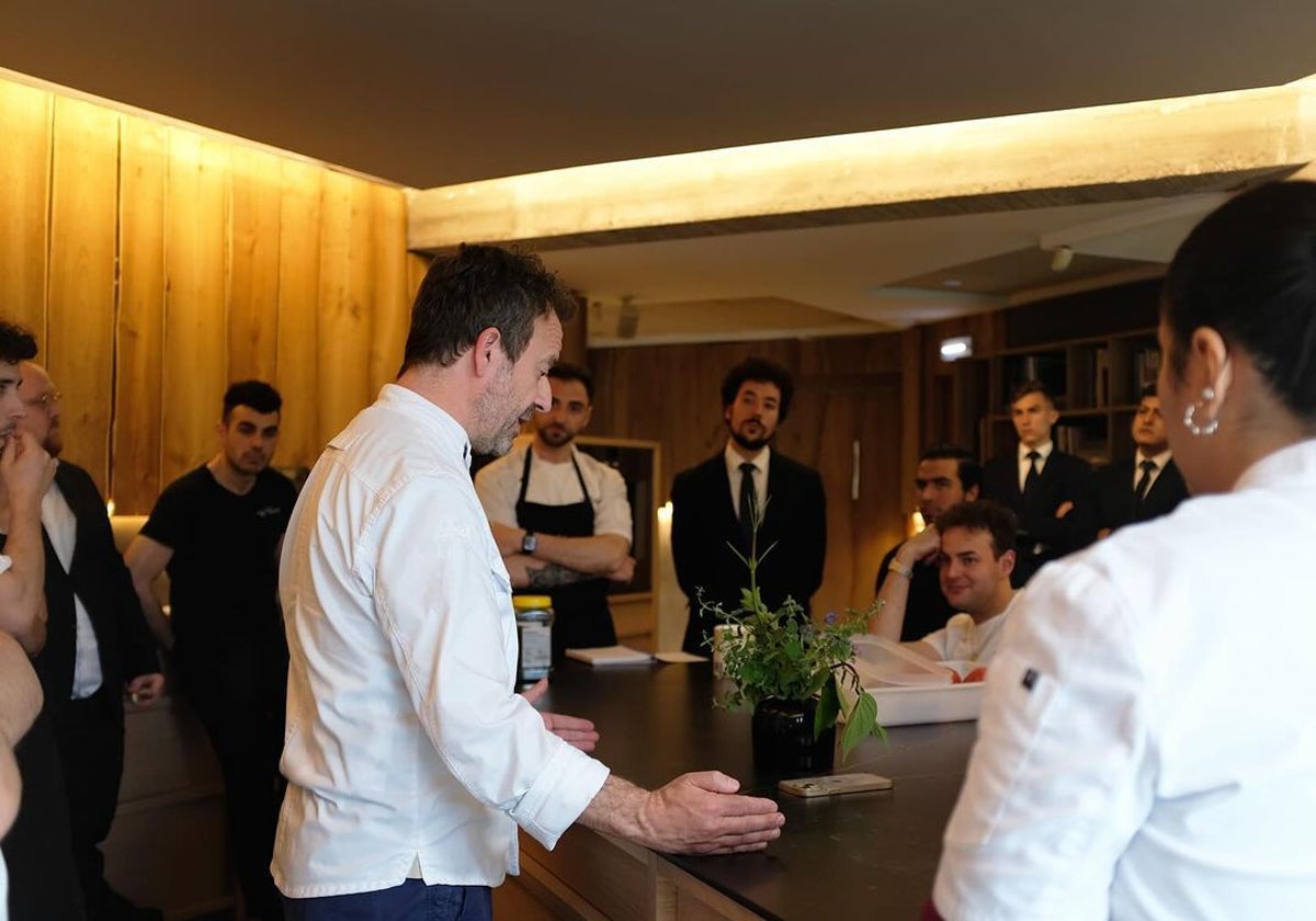 Nacho Manzano, en la sala de Casa Marcial, nuevo tres estrellas de la Guía Michelin 2025