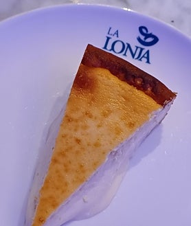 Imagen secundaria 2 - Arriba, colas de cigala al ajillo. Abajo, tartar de atún rojo y la tarta de queso 'La Peral' de Fernando Negri