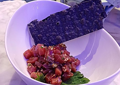 Imagen secundaria 1 - Arriba, colas de cigala al ajillo. Abajo, tartar de atún rojo y la tarta de queso 'La Peral' de Fernando Negri