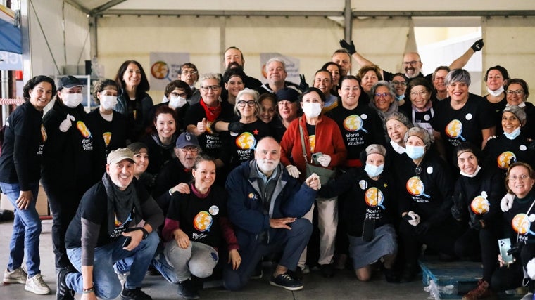 José Andrés posa junto a voluntarios de World Central Kitchen que han trabajado en Valencia