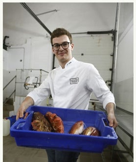 Imagen secundaria 2 - El guiso de pescado a la manera menorquina, el plato de boniato y cebollas y Pau Sintes en la lonja de Mahón.