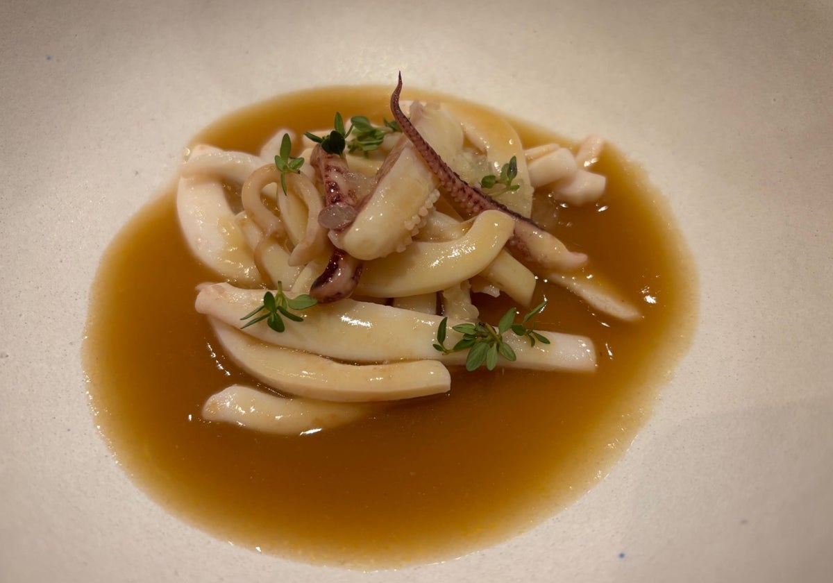 Calamar de potera con caldo de cocido y caviar cítrico de Arraigo