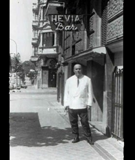 Imagen secundaria 2 - Imágenes de Pepe Hevia, fundador del bar Hevia de Serrano en 1964, del archivo familiar