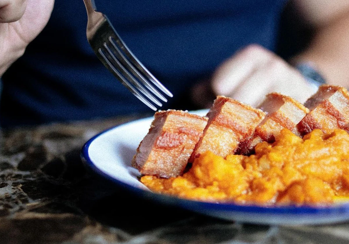 Torreznos con patatas revolconas en la Taberna La Rox