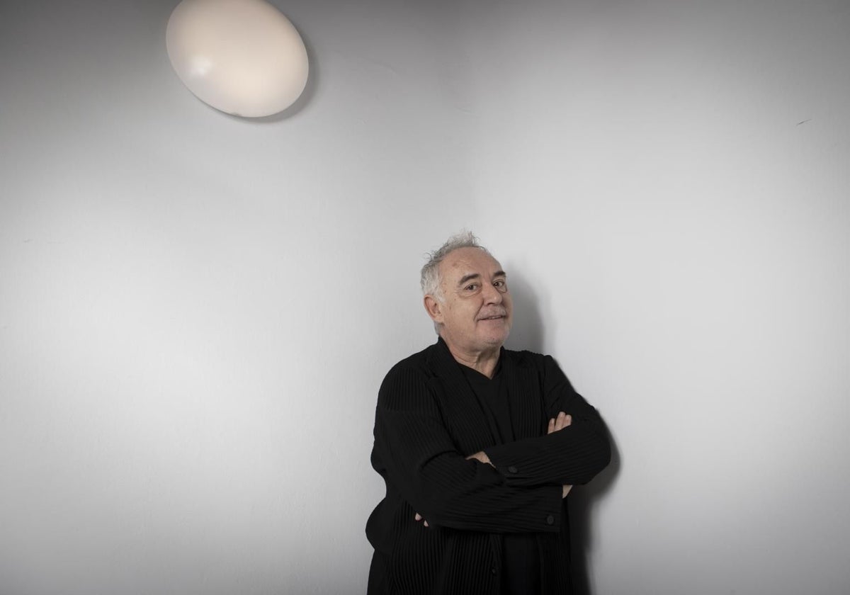 Ferran Adrià posa para ABC en los pasillos de la facultad de Ciencias Económicas y Empresariales de la Universidad Pontificia Comillas, en Madrid, donde imparte el Máster en Restauración Gastronómica de MACC