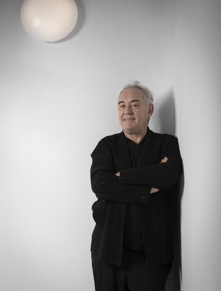 Ferran Adrià posa para ABC en los pasillos de la facultad de Ciencias Económicas y Empresariales de la Universidad Pontificia Comillas, en Madrid, donde imparte el Máster en Restauración Gastronómica de MACC