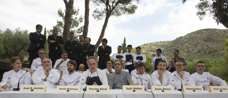 Ferran Adrià, en el centro de la imagen, junto a Grant Achatz,José Andrés, René Redzepi, Juli Soler, Albert Adrià, Joan Roca, Massimo Botura y Andoni Luis Aduriz, en la rueda de prensa de la despedida de elBulli en julio de 2011