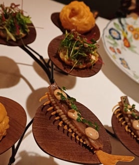 Imagen secundaria 2 - Sobre estas líneas, raviole du Dauphiné. Abajo terrina de salmón con huevas y salsa raifort. Al lado, secuencia de aperitivos con gougères y pissaladière