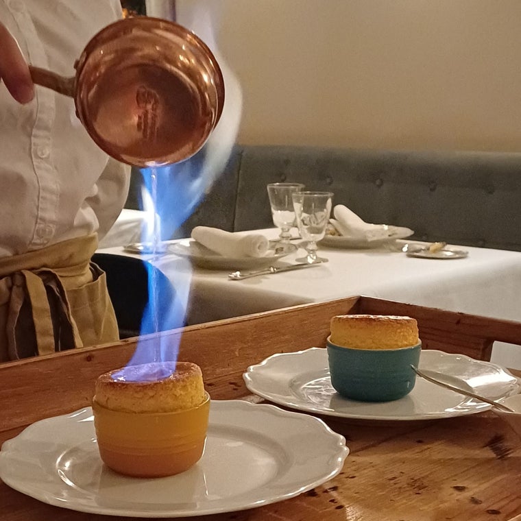 Preparación en sala del soufflé de Grand Manier de Le Bistroman Atelier, en Madrid