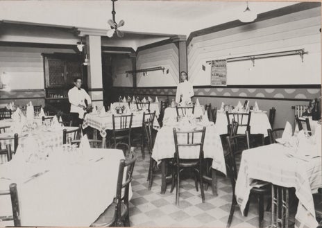 Imagen secundaria 1 - Sobre estas líneas, arriba, foto antiguia de la fachada del restaurante Casa Duque de Segovia, donde se podía leer 'Antigua Casa El Chato', apodo de Dionisio Duque, primera generación de la familia y fundador de Casa Duque. Abajo, a la izquierda, uno de los salones del restaurante en 1928. A la derecha, Julián Duque, segunda generación de la saga familiar en la puerta de la calle Cervantes 12 de Segovia en la que siempre ha estado ubicado este negocio.
