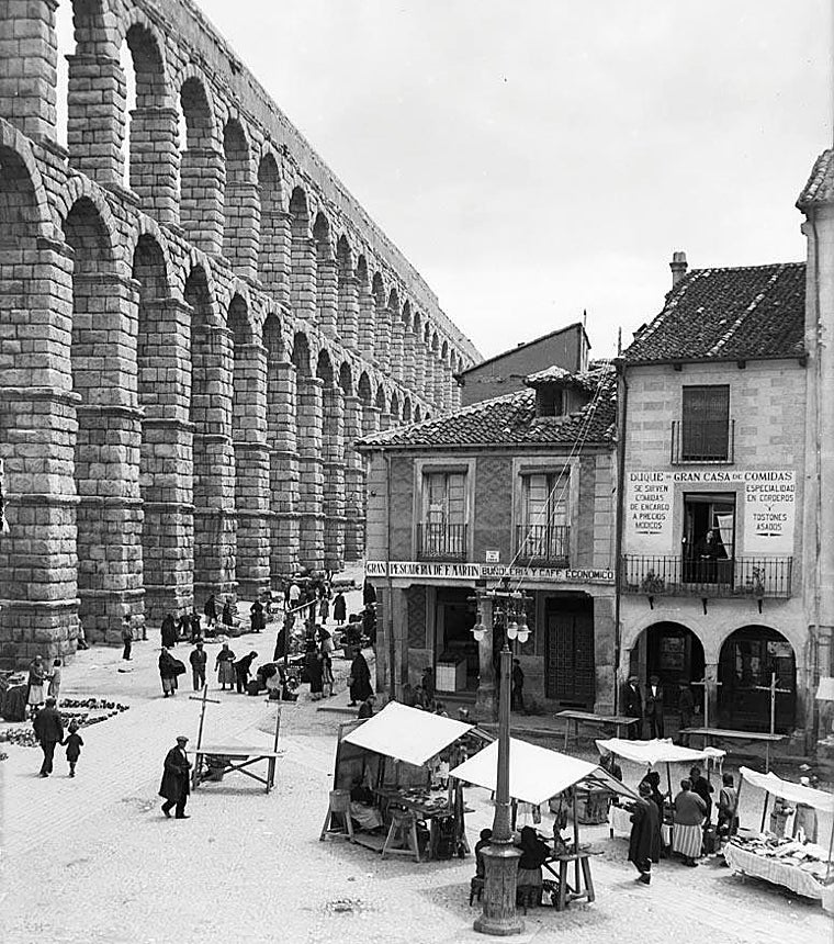 Plaza del Azoguejo de Segovia, con el acueducto romano, en torno a los años 20. Fotografía del Archivo Otto Wunderlich