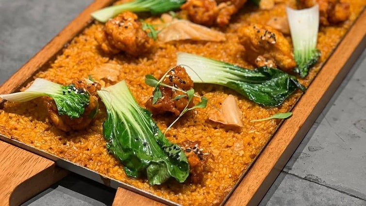 El arroz en llanda con pollo frito coreano que triunfa en este restaurante del centro de Valencia