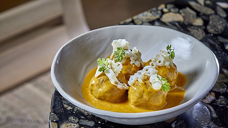Albóndigas de vaca vieja con choco, almendra y piñones. Uno de los platos con los que Dani García 'casualiza' la cocina andaluza tradicional en Tragabuches (Madrid)