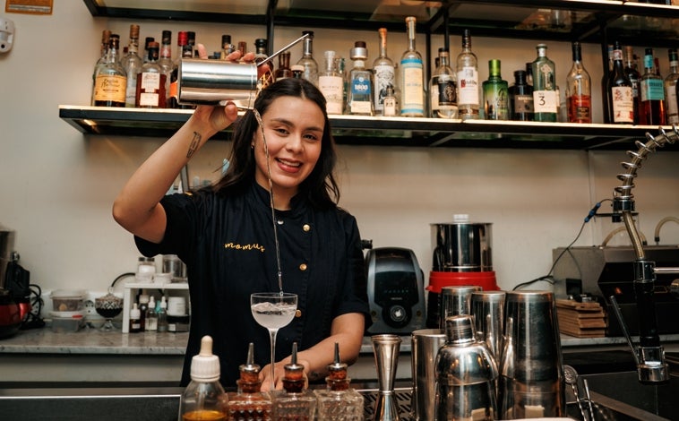 Imagen principal - Arriba, Ely Quintero, 'head bartender' o encargada de liderar el equipo del Momus Bar (Madrid), uno de los top 100 mundiales. Abajo a la izquierda, Silvia Dorninger, de 28 años, en su establecimiento, Aldea de Barcelona. A su derecha, Tania López, cofundadora de El Patio de Butacas, en Pola de Sieiro (Asturias), el lugar más pequeño con dos estrellas en los Top Cocktail Bars