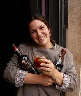 Imagen secundaria 2 - Arriba, Ely Quintero, 'head bartender' o encargada de liderar el equipo del Momus Bar (Madrid), uno de los top 100 mundiales. Abajo a la izquierda, Silvia Dorninger, de 28 años, en su establecimiento, Aldea de Barcelona. A su derecha, Tania López, cofundadora de El Patio de Butacas, en Pola de Sieiro (Asturias), el lugar más pequeño con dos estrellas en los Top Cocktail Bars