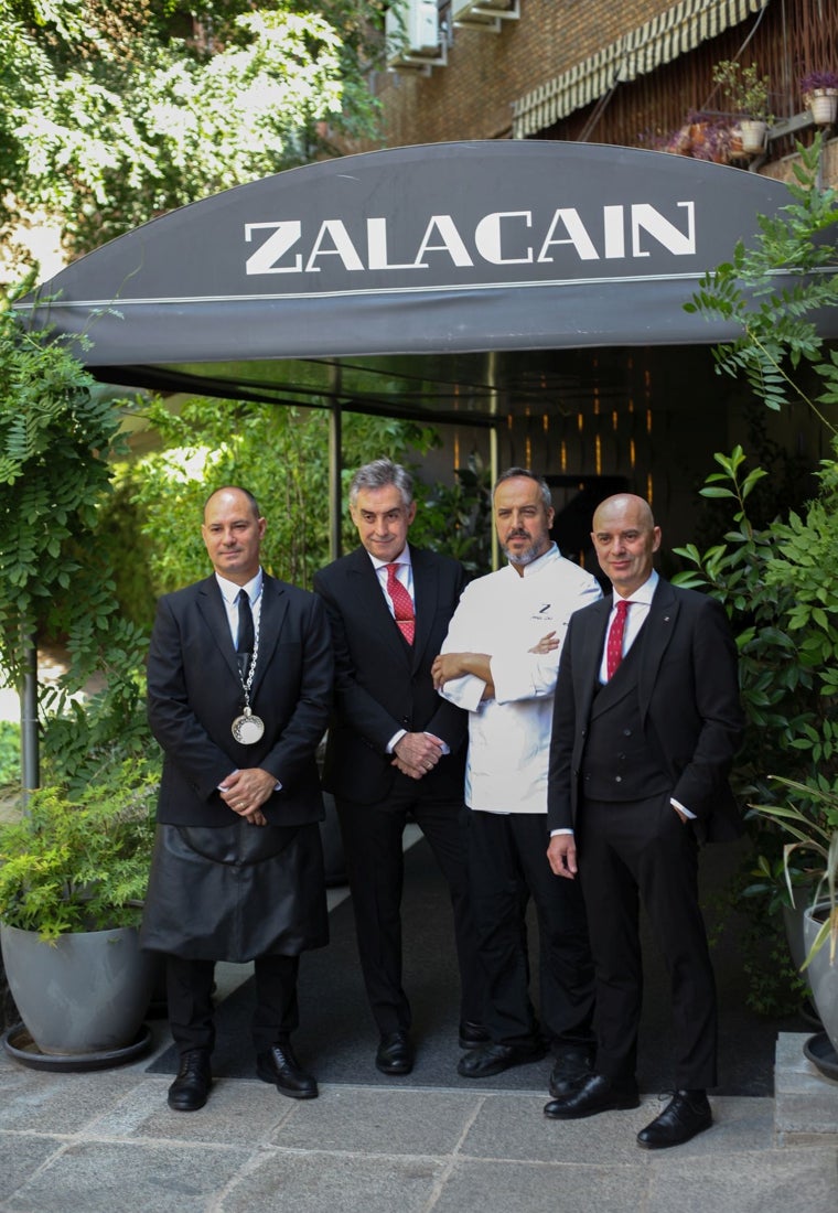 El sumiller Raúl Miguel Revilla, el maître Roberto Jiménez, el chef Jorge Losa y el también maître Luis Miguel Polo