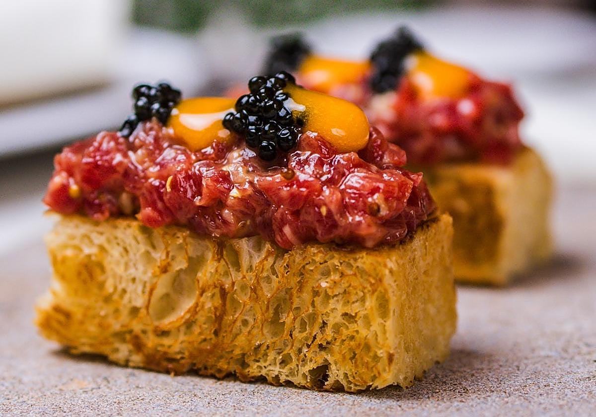 Brioche de steak tartar, yema curada y caviar, de Jimmy's