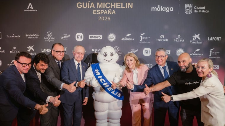 Presentación de la gala de la Guía Michelin 2026 que tendrá lugar en Málaga el 25 de noviembre. En la imagen, autoridades de las tres administraciones públicas que apoyan el evento (Diputación Provincial de Málaga, Ayuntamiento de Málaga y Junta de Andalucía) junto a representantes de la compañía de neumáticos y los dos chefs anfitriones