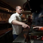 Cata, el parrillero rumano que susurra a las chuletas en el mejor asador de Madrid por calidad y por precio