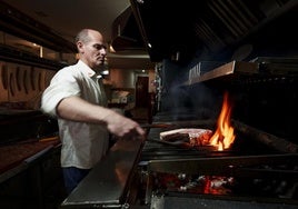 Cata, el parrillero rumano que susurra a las chuletas en el mejor asador de Madrid por calidad y por precio