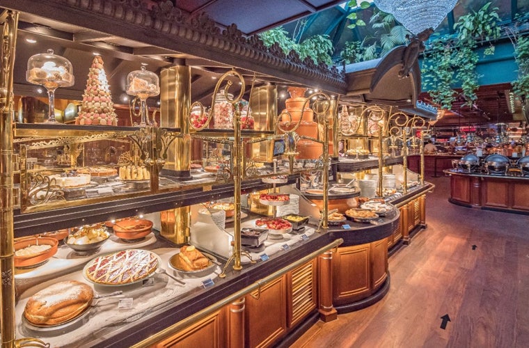 Vista general de Les Grands Buffets de Narbona, desde el lineal de postres