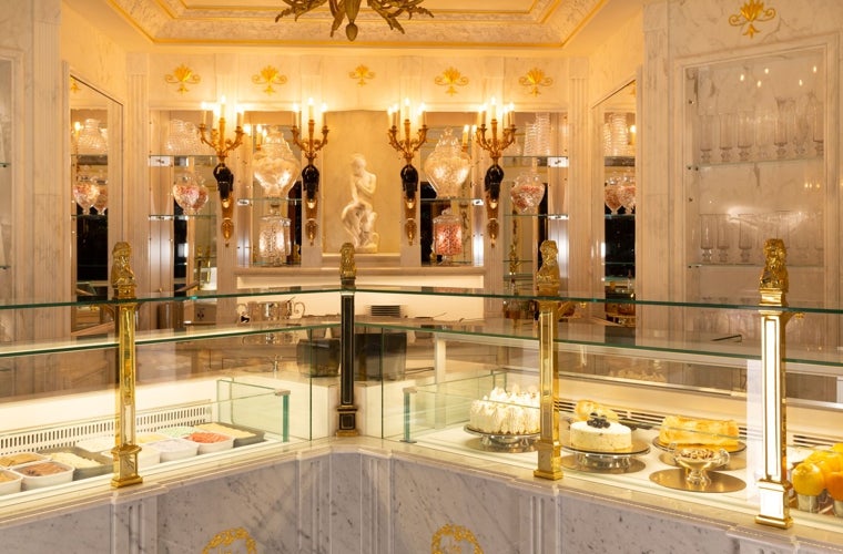 Heladería de Les Grands Buffets. En ella, tantas veces como se desee se puede pedir un refrescante 'trou normand', un sorbete de manzana con calvados que ayuda a hacer una pausa para seguir comiendo