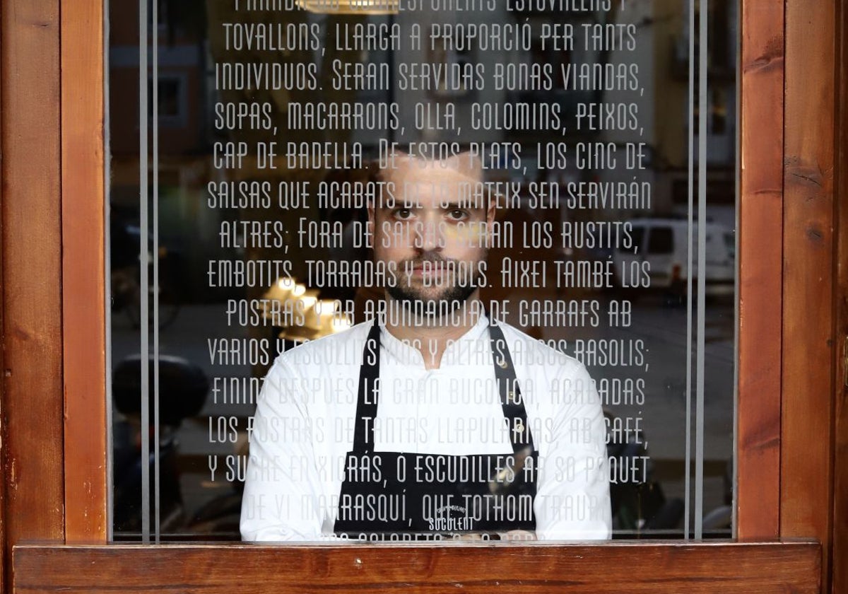 El chef Toni Romero tras la puerta de Suculent, su casa de comidas en el 45 de la rambla del Raval de Barcelona