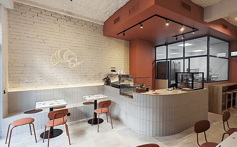 Imagen principal - Beik Beik es una cafetería de Chamberí, con obrador propio, donde hacen, entre otros platos, sus cookies variadas y el 'croissaluna' relleno de jamón y queso