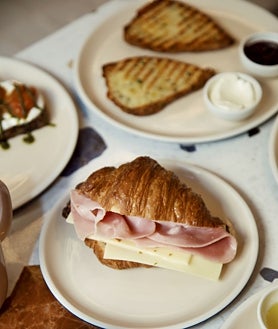 Imagen secundaria 2 - Beik Beik es una cafetería de Chamberí, con obrador propio, donde hacen, entre otros platos, sus cookies variadas y el 'croissaluna' relleno de jamón y queso