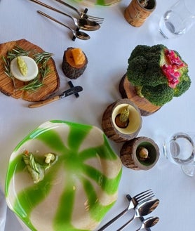 Imagen secundaria 2 - Sobre estas líneas algunos de los platos de Sara Ferreres en El Taller de Arzuaga. Pichón y arroz; liebre y curry verde; 'El huerto', secuencia de 'snacks' vegetales del huerto de la finca de Arzuaga con el que se inicia la experiencia.
