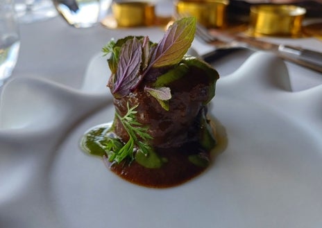 Imagen secundaria 1 - Sobre estas líneas algunos de los platos de Sara Ferreres en El Taller de Arzuaga. Pichón y arroz; liebre y curry verde; 'El huerto', secuencia de 'snacks' vegetales del huerto de la finca de Arzuaga con el que se inicia la experiencia.