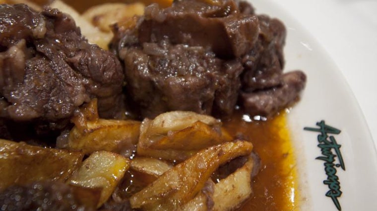 Rabo de toro con patatas fritas de Asturianos