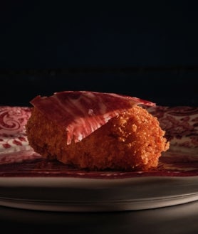 Imagen secundaria 2 - El bar del restaurante Qú, en el centro de Madrid, y dos de sus tapas: nigiri crujiente de steak tartar y croqueta de jamón