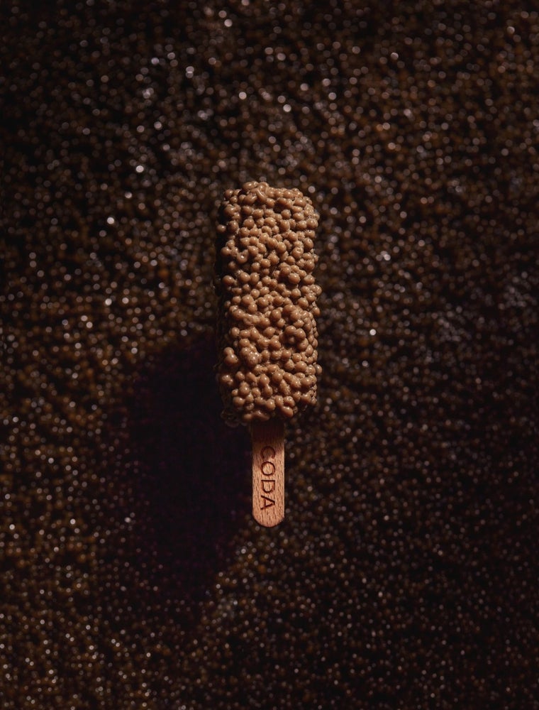 Bombón helado de CODA, con covertura de caviar Sturia francés