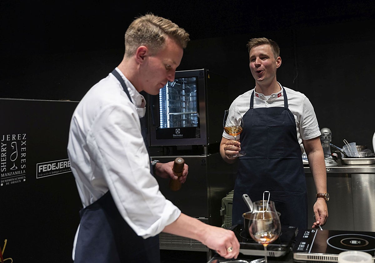 El chef y el sumiller Emil Rask Bahr y Andreas Kobs Laursen, representantes del equipo danés, durante la competición de Copa Jerez este martes 3 de junio en el Teatro Villamarta de Jeréz de la Frontera