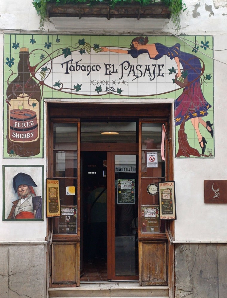 Entrada del Tabanco El Pasaje, que da a dos calles, y que cumple este 2025 su centenario