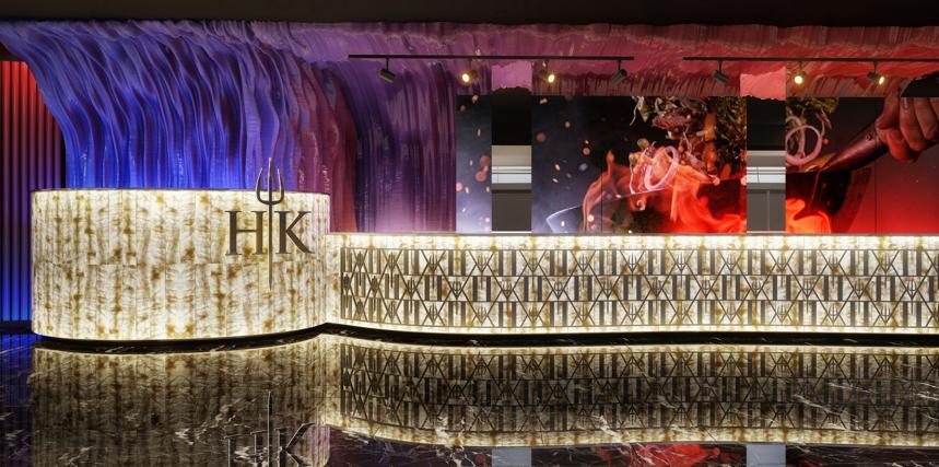 Barra del restaurante Hell's Kitchen en The Unexpected Ibiza Hotel