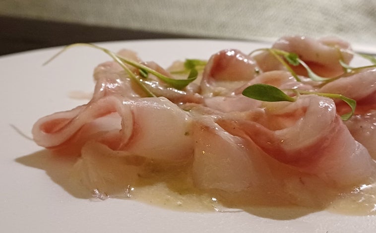 Imagen principal - Algunos de los platos de Gurisa. Sobre estas líneas el crudo de lubina. Abajo, a la izquierda, los tagliolini de gamba roja. A la derecha la pata de pulpo al hierro con patata asada