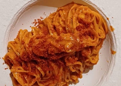 Imagen secundaria 1 - Algunos de los platos de Gurisa. Sobre estas líneas el crudo de lubina. Abajo, a la izquierda, los tagliolini de gamba roja. A la derecha la pata de pulpo al hierro con patata asada