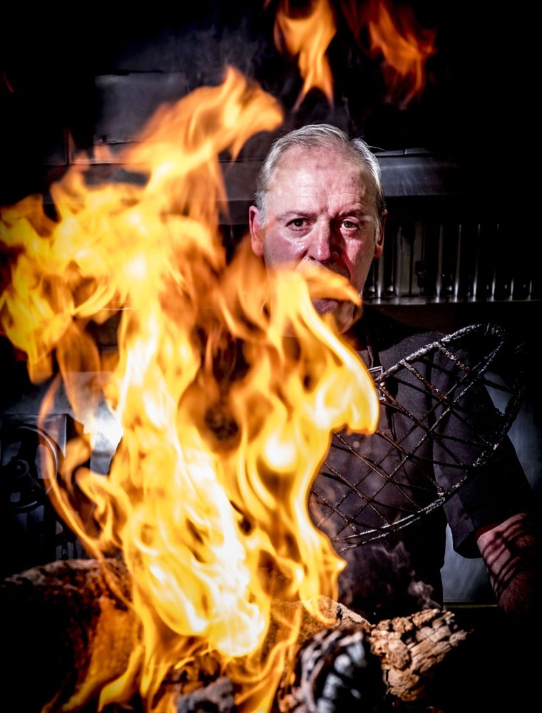 Bittor Arginzoniz ante el fuego y las brasas con las que cocina en Etxebarri, en Atxondo