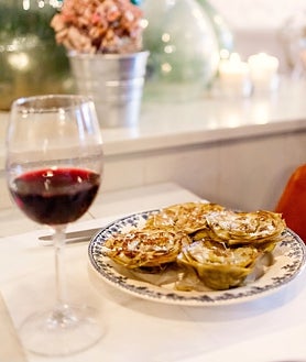 Imagen secundaria 2 - Restaurante Le Petit, en Madrid y algunos de sus platos: tataki de atún, tartar de salmón y alcachofas confitadas en aceite y a la plancha con sal en escamas.