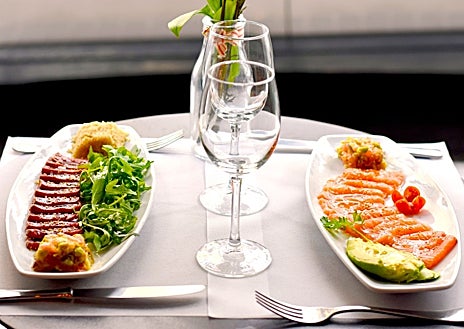 Imagen secundaria 1 - Restaurante Le Petit, en Madrid y algunos de sus platos: tataki de atún, tartar de salmón y alcachofas confitadas en aceite y a la plancha con sal en escamas.