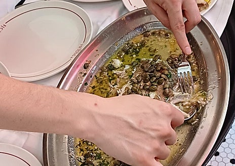 Imagen secundaria 1 - Sobre estas líneas, arriba, tostas de gamba roja de Tribeca Bistro. Debajo, servicio en sala con el lenguado a la meunière. Al lado, los mejillones al estilo belga