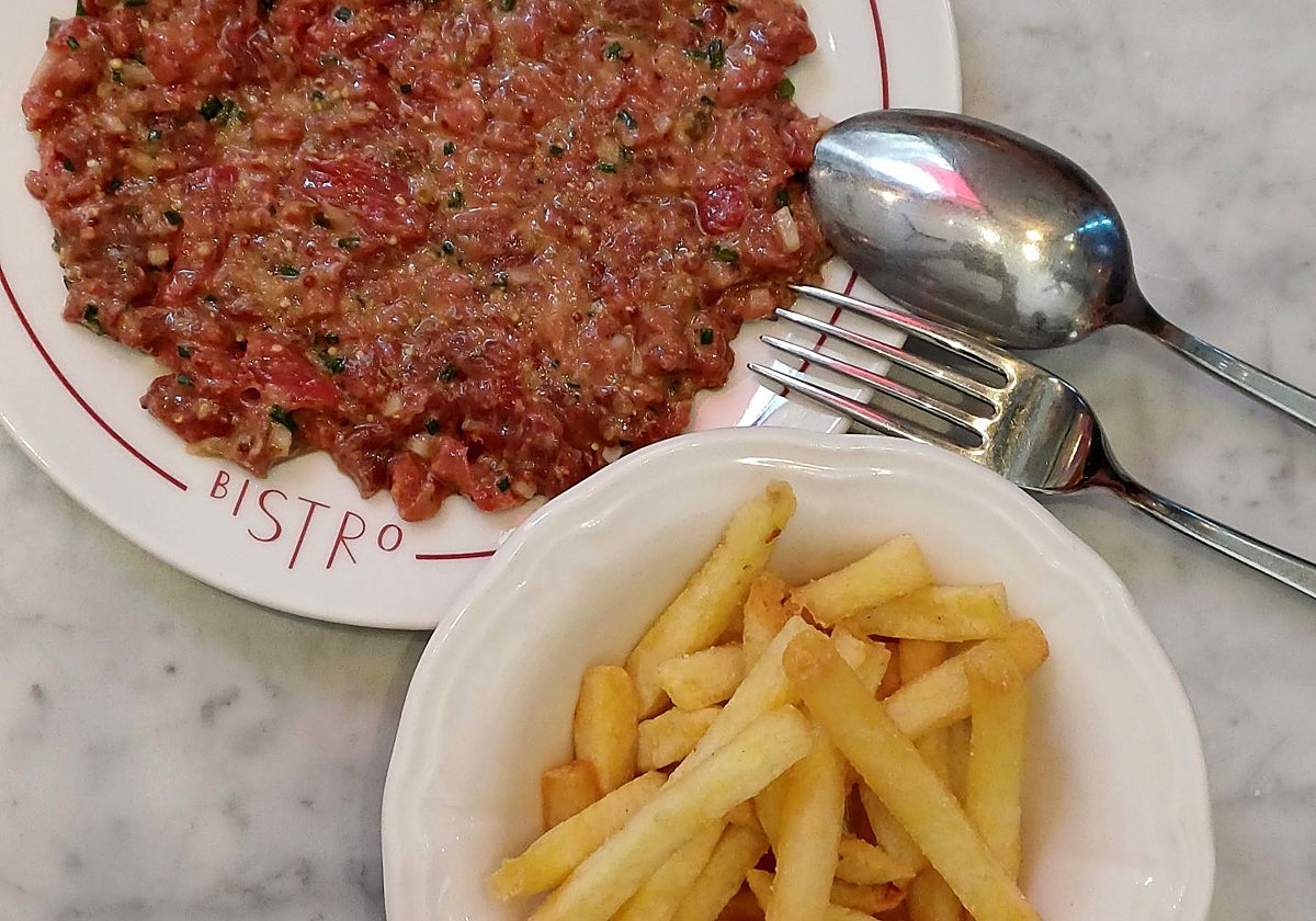 Steak tartar con patatas fritas de Tribeca Bistro