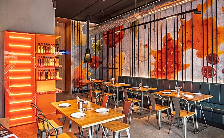 Imagen principal - El restaurante Piri Piri, en Las Tablas, Madrid; sus propietarios y su plato de mazorcas de maíz asadas